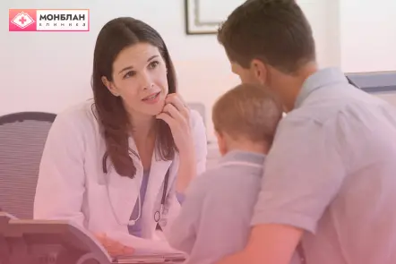 Папа со своим сыном у психолога для лечения детского невроза